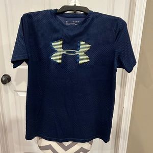 Under armour heat gear loose fit, size YXL